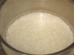 залить рис водой
